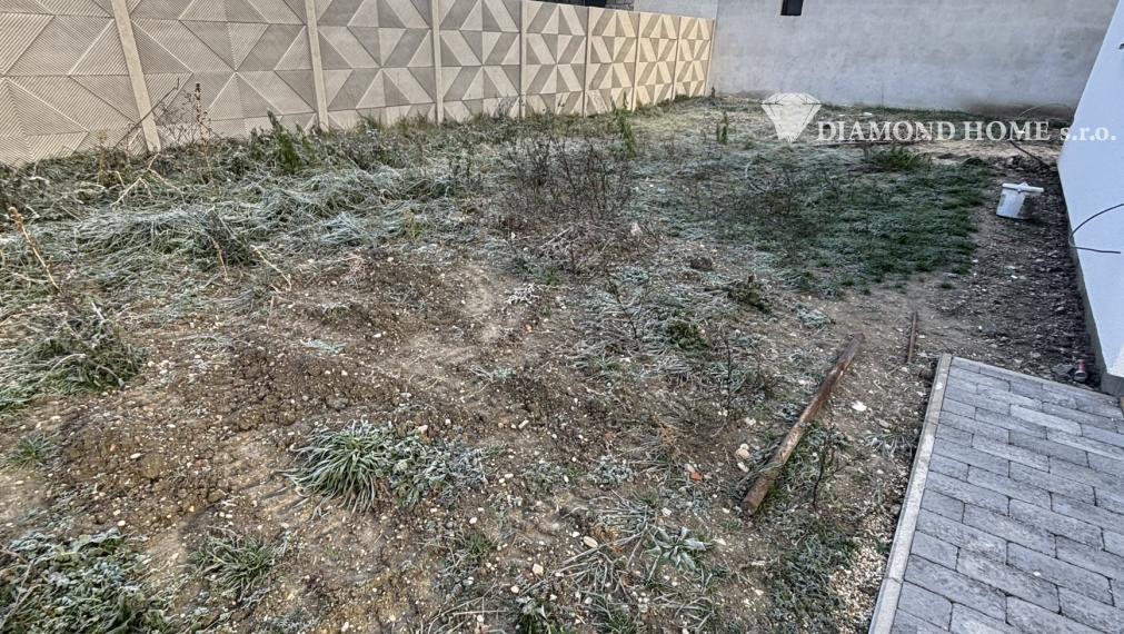 Len u Nás! DIAMOND HOME s.r.o. ponúka Vám na predaj novostavbu 4 izbového rodinného domu garážom pre 2 autá v obci Topoľníky