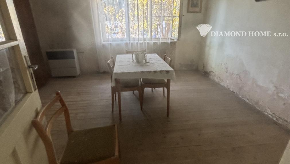 LEN U NÁS!!! 3 minuty od R7 Na predaj pozemok s 4 izbovým rodinným domom v obci Jastrabie Kračany