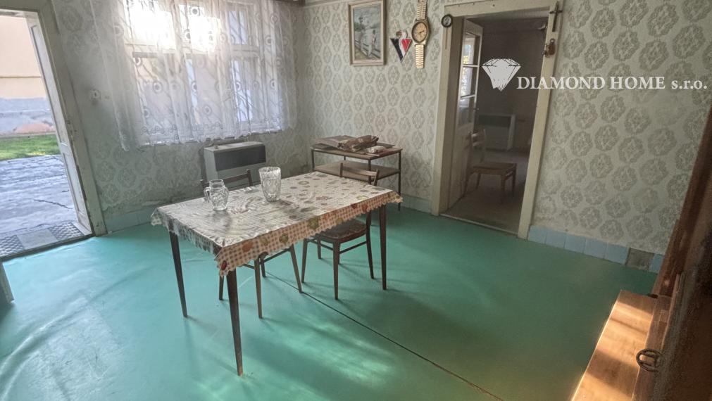 LEN U NÁS!!! 3 minuty od R7 Na predaj pozemok s 4 izbovým rodinným domom v obci Jastrabie Kračany