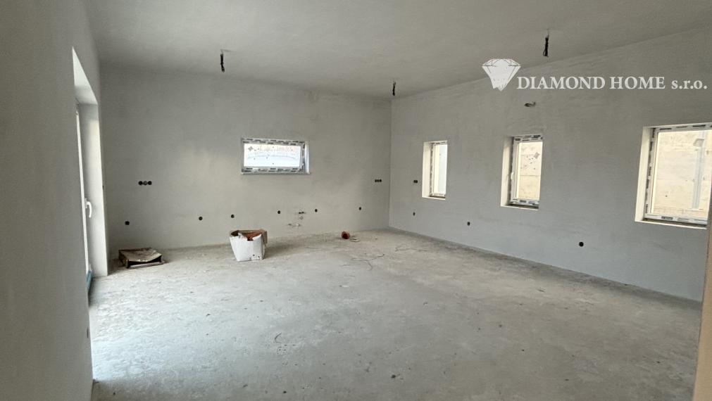 Len u Nás! DIAMOND HOME s.r.o. ponúka Vám na predaj novostavbu 4 izbového rodinného domu garážom pre 2 autá v obci Topoľníky