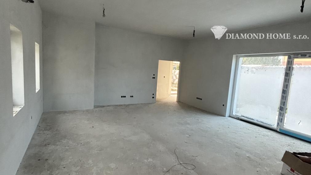 Len u Nás! DIAMOND HOME s.r.o. ponúka Vám na predaj novostavbu 4 izbového rodinného domu garážom pre 2 autá v obci Topoľníky