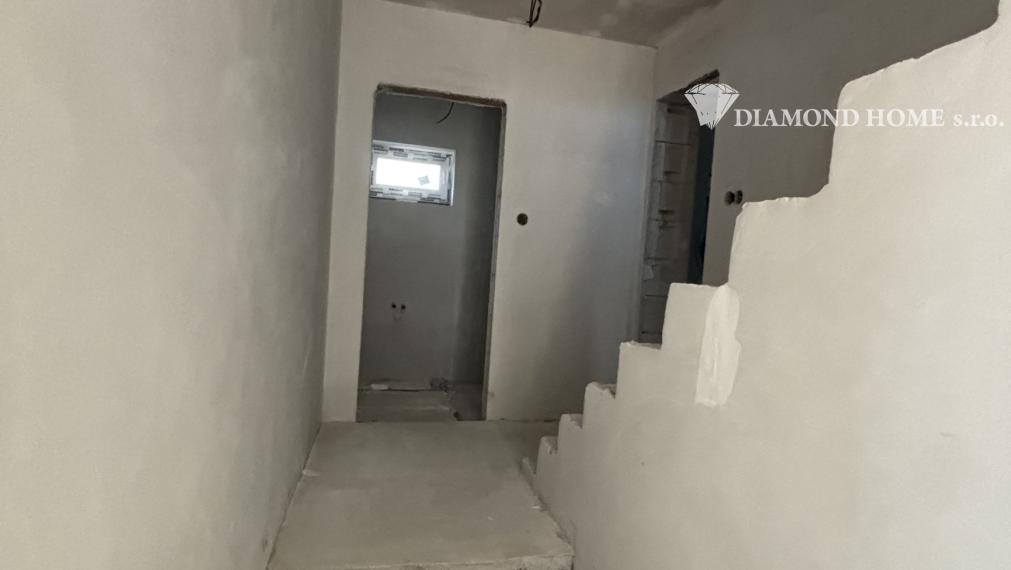Len u Nás! DIAMOND HOME s.r.o. ponúka Vám na predaj novostavbu 4 izbového rodinného domu garážom pre 2 autá v obci Topoľníky