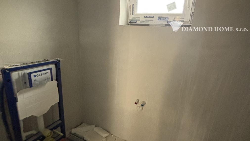 Len u Nás! DIAMOND HOME s.r.o. ponúka Vám na predaj novostavbu 4 izbového rodinného domu garážom pre 2 autá v obci Topoľníky