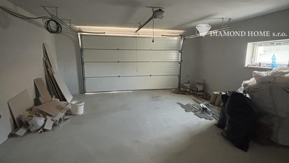 Len u Nás! DIAMOND HOME s.r.o. ponúka Vám na predaj novostavbu 4 izbového rodinného domu garážom pre 2 autá v obci Topoľníky