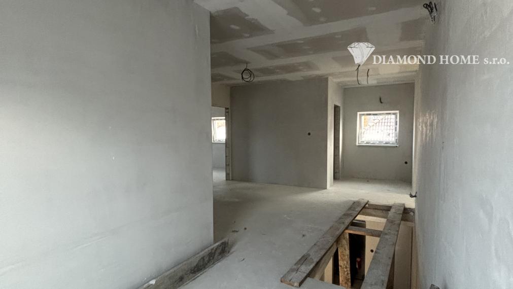 Len u Nás! DIAMOND HOME s.r.o. ponúka Vám na predaj novostavbu 4 izbového rodinného domu garážom pre 2 autá v obci Topoľníky