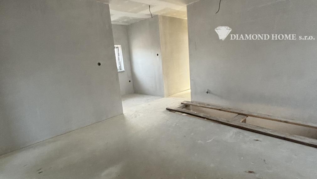 Len u Nás! DIAMOND HOME s.r.o. ponúka Vám na predaj novostavbu 4 izbového rodinného domu garážom pre 2 autá v obci Topoľníky