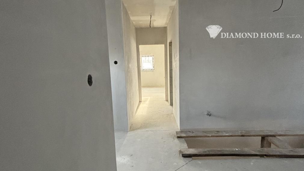 Len u Nás! DIAMOND HOME s.r.o. ponúka Vám na predaj novostavbu 4 izbového rodinného domu garážom pre 2 autá v obci Topoľníky