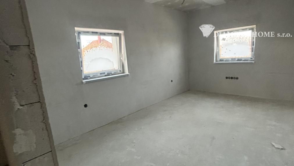 Len u Nás! DIAMOND HOME s.r.o. ponúka Vám na predaj novostavbu 4 izbového rodinného domu garážom pre 2 autá v obci Topoľníky