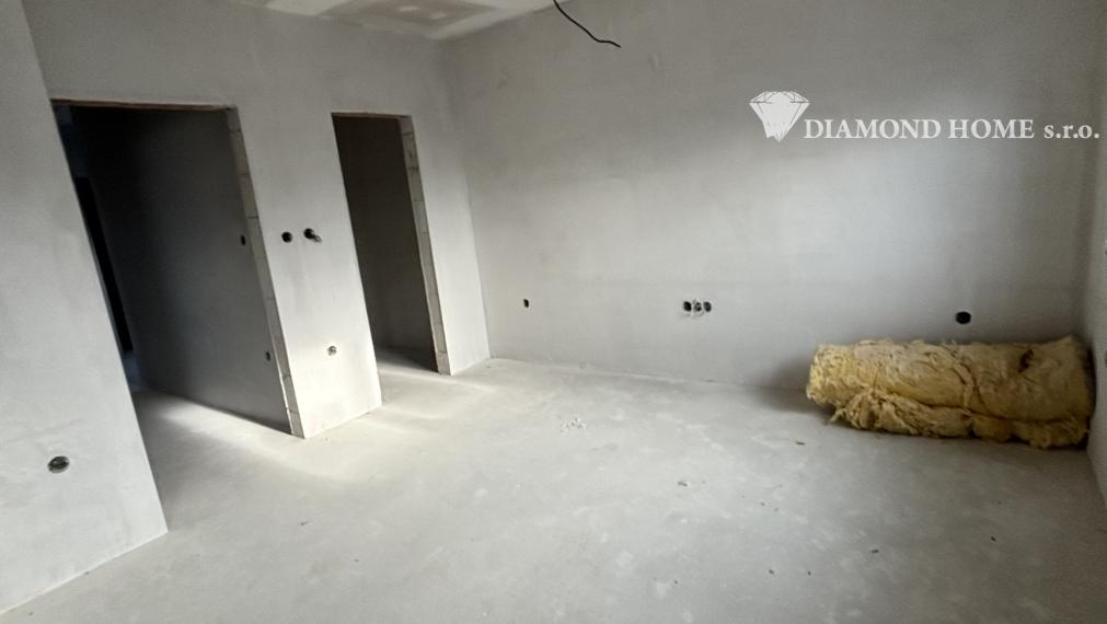 Len u Nás! DIAMOND HOME s.r.o. ponúka Vám na predaj novostavbu 4 izbového rodinného domu garážom pre 2 autá v obci Topoľníky