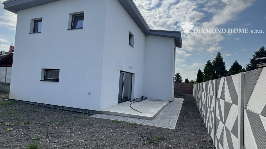 Len u Nás! DIAMOND HOME s.r.o. ponúka Vám na predaj novostavbu 4 izbového rodinného domu garážom pre 2 autá v obci Topoľníky