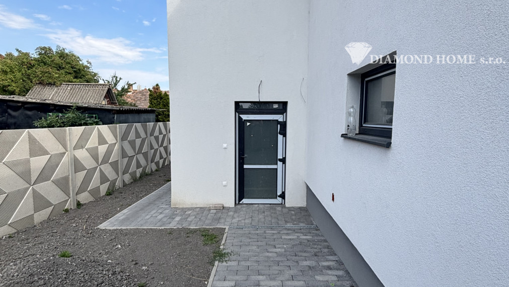 Len u Nás! DIAMOND HOME s.r.o. ponúka Vám na predaj novostavbu 4 izbového rodinného domu garážom pre 2 autá v obci Topoľníky
