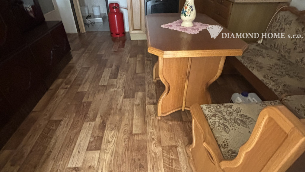 DIAMOND HOME s.r.o. ponúka Vám na predaj kompletne rekonštruovaný trojpodlažný  rodinný dom s garážom, krytou terasou a krásne upravenou záhradou v obci Opatovský Sokolec