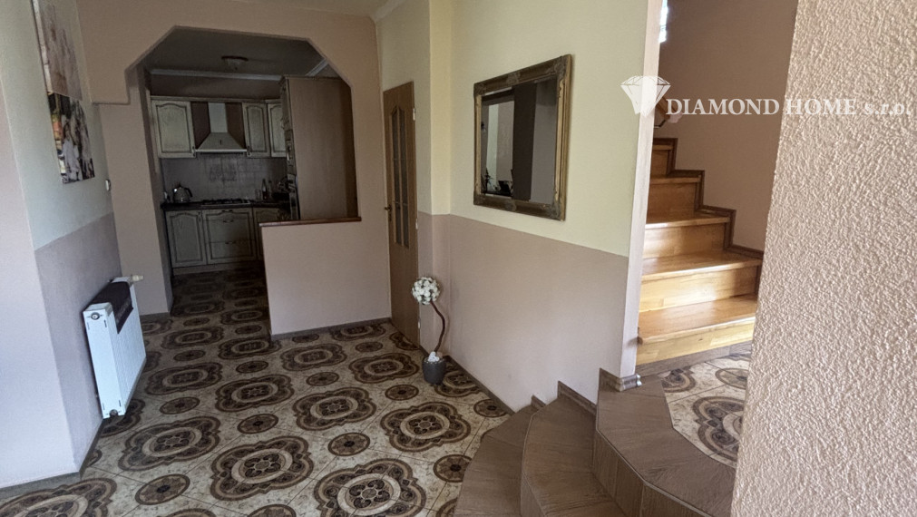DIAMOND HOME s.r.o. ponúka Vám na predaj kompletne rekonštruovaný trojpodlažný  rodinný dom s garážom, krytou terasou a krásne upravenou záhradou v obci Opatovský Sokolec