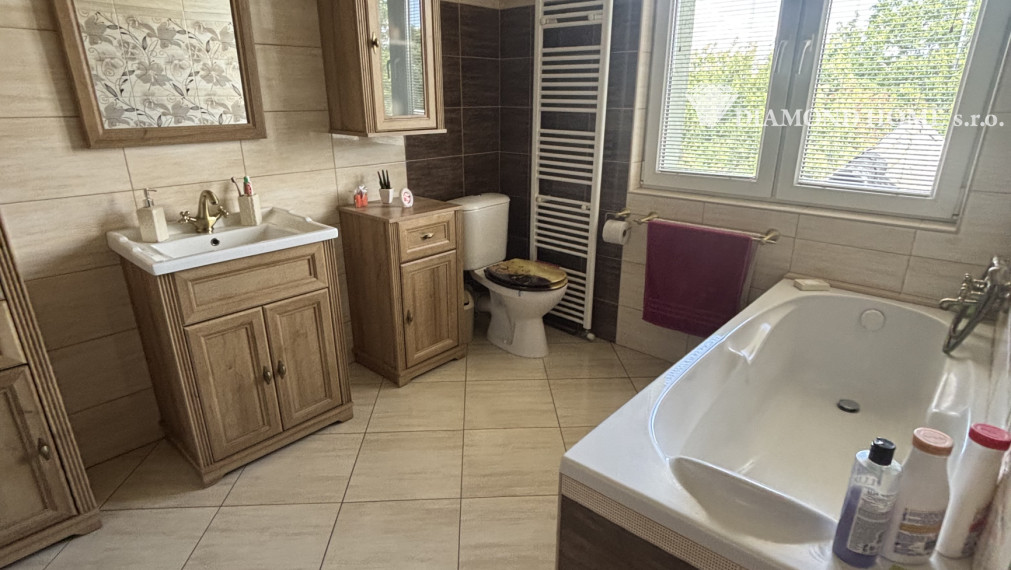 DIAMOND HOME s.r.o. ponúka Vám na predaj kompletne rekonštruovaný trojpodlažný  rodinný dom s garážom, krytou terasou a krásne upravenou záhradou v obci Opatovský Sokolec