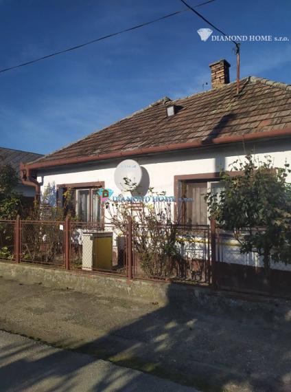 LEN U NÁS!!! 3 minuty od R7 Na predaj pozemok s 4 izbovým rodinným domom v obci Jastrabie Kračany