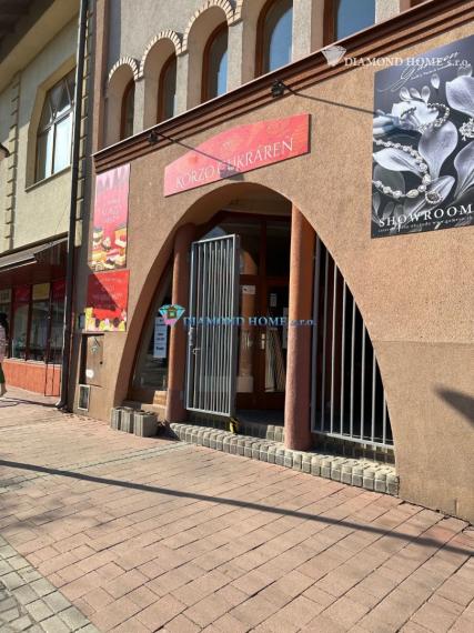 DIAMOND HOME s.r.o. Vám ponúka na prenájom obchodný priestor v centre mesta  Dunajskej Stredy na pešej zóne