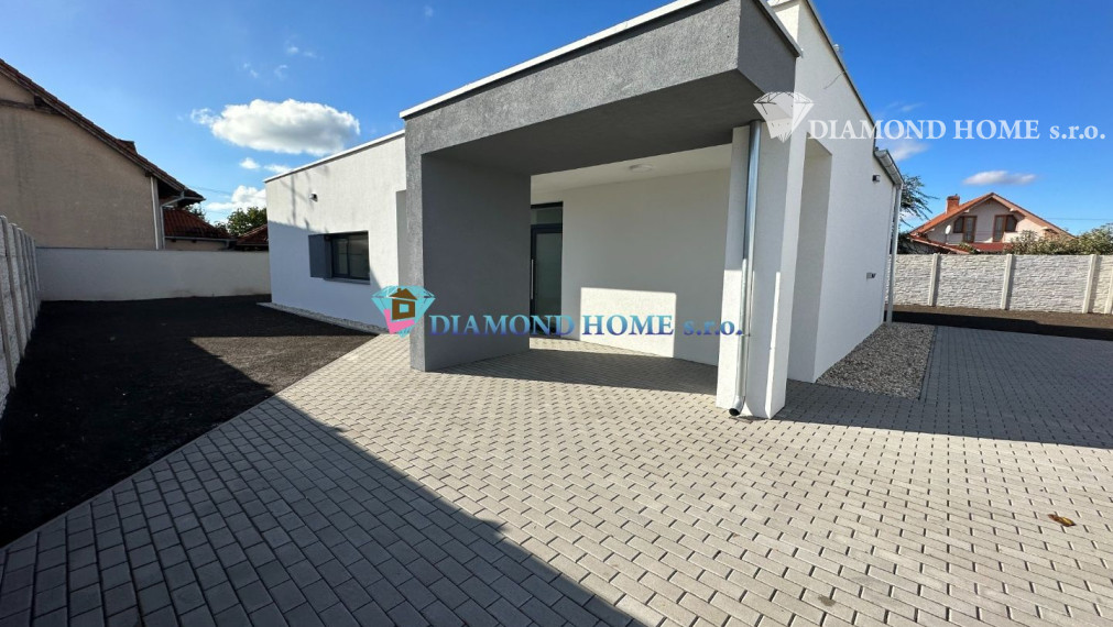 DIAMOND HOME s.r.o. Vám ponúka na predaj posledný, moderný, dokončený skolaudovaný 4-izbový rodinný dom 6 km od Dun.Stredy v obci Dolný Bar