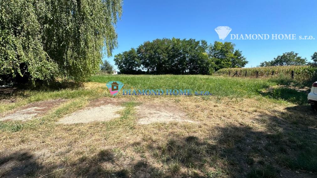 DIAMOND HOME s.r.o. Vám ponúka  na predaj široký a veľký stavebný pozemok pri jazere v obci Boheľov