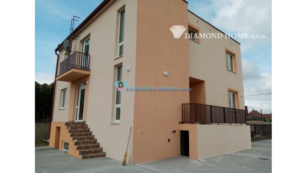 LEN U NÁS!!!Výborný investičný zámer/DIAMOND HOME s.r.o. ponúka Vám na predaj novo rekonštruovaný rodinný dom s tromi bytovými jednotkami v obci Tomášíkovo