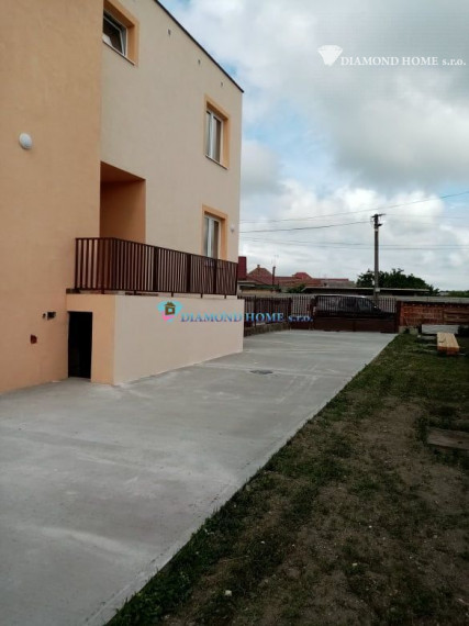 LEN U NÁS!!!Výborný investičný zámer/DIAMOND HOME s.r.o. ponúka Vám na predaj novo rekonštruovaný rodinný dom s tromi bytovými jednotkami v obci Tomášíkovo