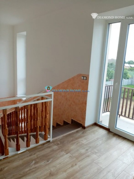 LEN U NÁS!!!Výborný investičný zámer/DIAMOND HOME s.r.o. ponúka Vám na predaj novo rekonštruovaný rodinný dom s tromi bytovými jednotkami v obci Tomášíkovo