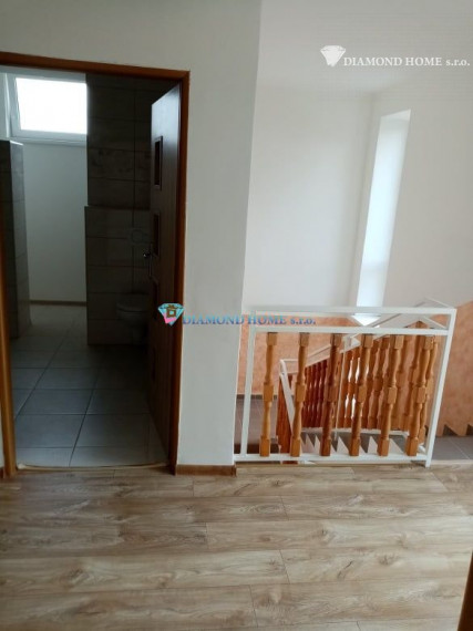 LEN U NÁS!!!Výborný investičný zámer/DIAMOND HOME s.r.o. ponúka Vám na predaj novo rekonštruovaný rodinný dom s tromi bytovými jednotkami v obci Tomášíkovo