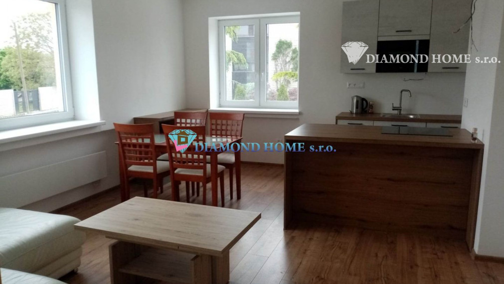 LEN U NÁS!!!Výborný investičný zámer/DIAMOND HOME s.r.o. ponúka Vám na predaj novo rekonštruovaný rodinný dom s tromi bytovými jednotkami v obci Tomášíkovo