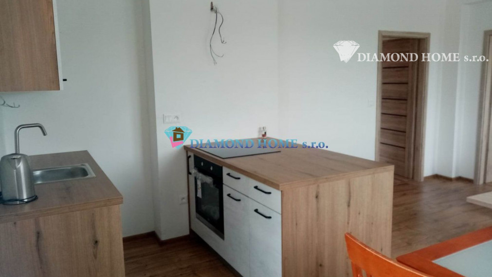 LEN U NÁS!!!Výborný investičný zámer/DIAMOND HOME s.r.o. ponúka Vám na predaj novo rekonštruovaný rodinný dom s tromi bytovými jednotkami v obci Tomášíkovo