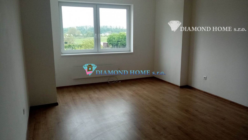 LEN U NÁS!!!Výborný investičný zámer/DIAMOND HOME s.r.o. ponúka Vám na predaj novo rekonštruovaný rodinný dom s tromi bytovými jednotkami v obci Tomášíkovo