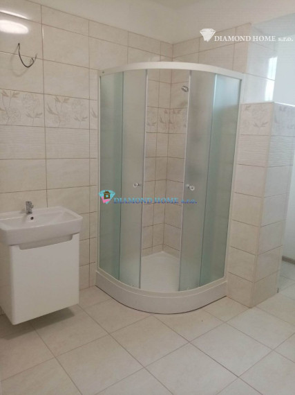 LEN U NÁS!!!Výborný investičný zámer/DIAMOND HOME s.r.o. ponúka Vám na predaj novo rekonštruovaný rodinný dom s tromi bytovými jednotkami v obci Tomášíkovo