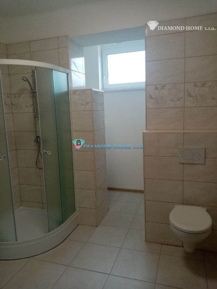 LEN U NÁS!!!Výborný investičný zámer/DIAMOND HOME s.r.o. ponúka Vám na predaj novo rekonštruovaný rodinný dom s tromi bytovými jednotkami v obci Tomášíkovo