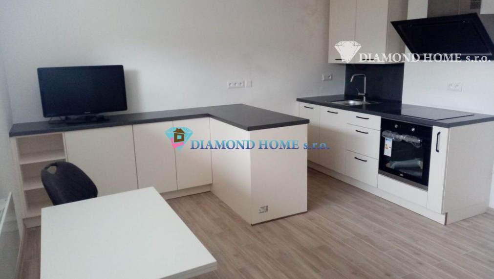 LEN U NÁS!!!Výborný investičný zámer/DIAMOND HOME s.r.o. ponúka Vám na predaj novo rekonštruovaný rodinný dom s tromi bytovými jednotkami v obci Tomášíkovo