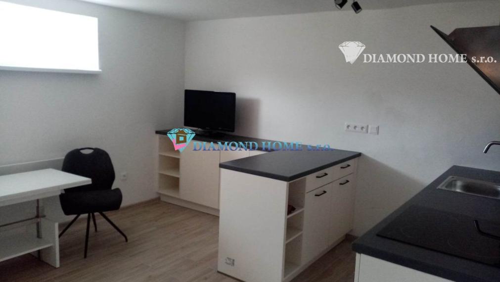 LEN U NÁS!!!Výborný investičný zámer/DIAMOND HOME s.r.o. ponúka Vám na predaj novo rekonštruovaný rodinný dom s tromi bytovými jednotkami v obci Tomášíkovo