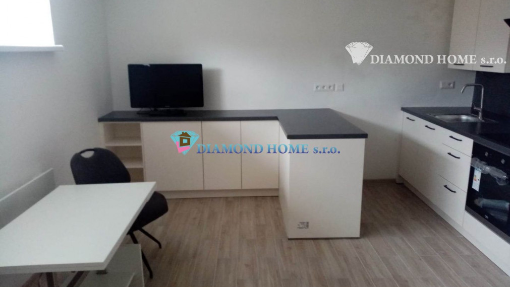 LEN U NÁS!!!Výborný investičný zámer/DIAMOND HOME s.r.o. ponúka Vám na predaj novo rekonštruovaný rodinný dom s tromi bytovými jednotkami v obci Tomášíkovo