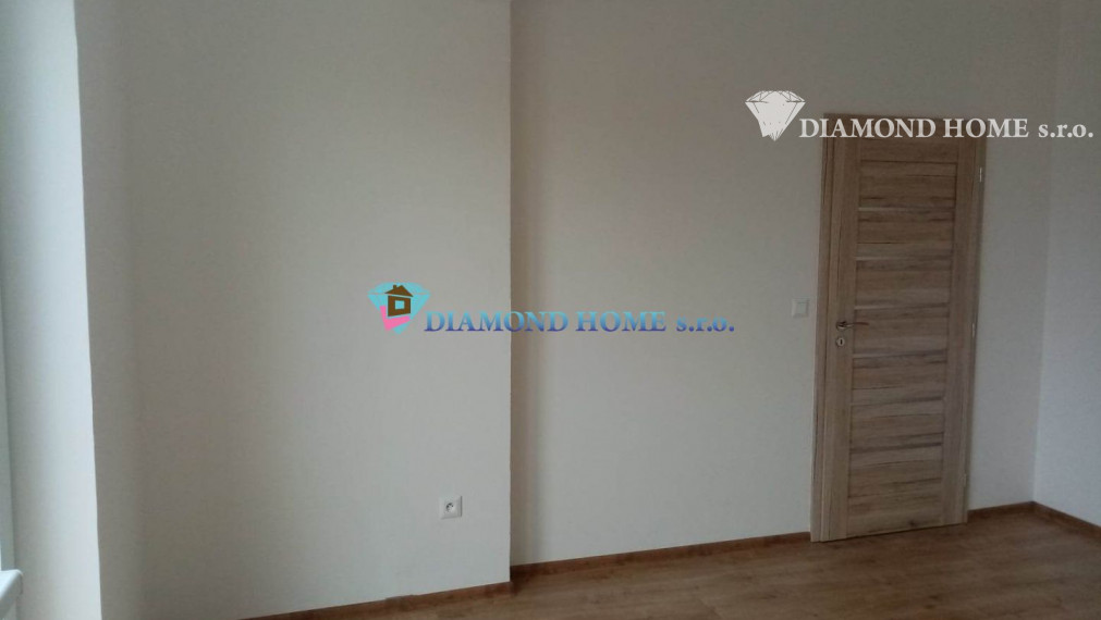 LEN U NÁS!!!Výborný investičný zámer/DIAMOND HOME s.r.o. ponúka Vám na predaj novo rekonštruovaný rodinný dom s tromi bytovými jednotkami v obci Tomášíkovo