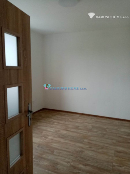 LEN U NÁS!!!Výborný investičný zámer/DIAMOND HOME s.r.o. ponúka Vám na predaj novo rekonštruovaný rodinný dom s tromi bytovými jednotkami v obci Tomášíkovo