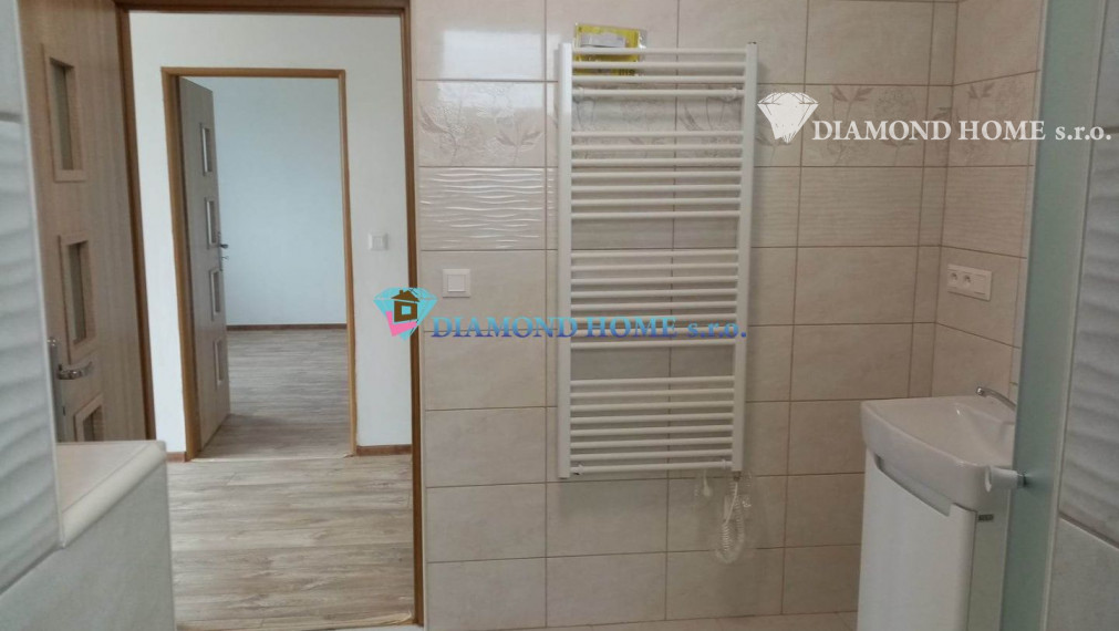 LEN U NÁS!!!Výborný investičný zámer/DIAMOND HOME s.r.o. ponúka Vám na predaj novo rekonštruovaný rodinný dom s tromi bytovými jednotkami v obci Tomášíkovo