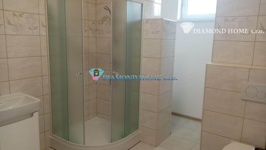 LEN U NÁS!!!Výborný investičný zámer/DIAMOND HOME s.r.o. ponúka Vám na predaj novo rekonštruovaný rodinný dom s tromi bytovými jednotkami v obci Tomášíkovo