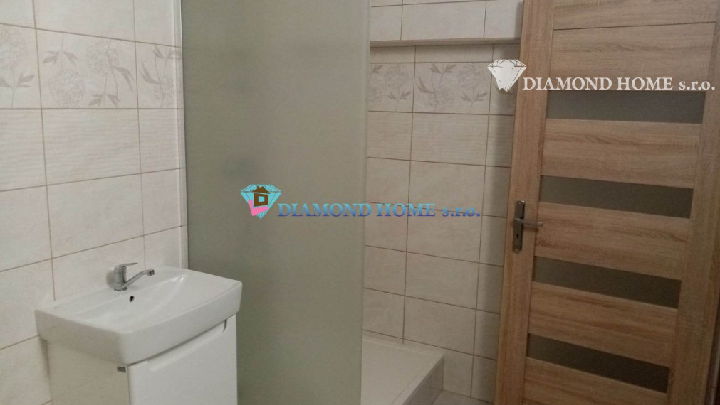 LEN U NÁS!!!Výborný investičný zámer/DIAMOND HOME s.r.o. ponúka Vám na predaj novo rekonštruovaný rodinný dom s tromi bytovými jednotkami v obci Tomášíkovo