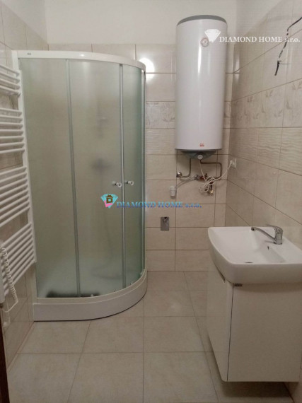 LEN U NÁS!!!Výborný investičný zámer/DIAMOND HOME s.r.o. ponúka Vám na predaj novo rekonštruovaný rodinný dom s tromi bytovými jednotkami v obci Tomášíkovo