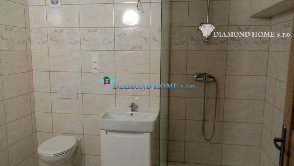 LEN U NÁS!!!Výborný investičný zámer/DIAMOND HOME s.r.o. ponúka Vám na predaj novo rekonštruovaný rodinný dom s tromi bytovými jednotkami v obci Tomášíkovo