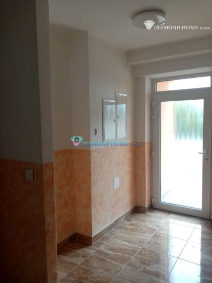 LEN U NÁS!!!Výborný investičný zámer/DIAMOND HOME s.r.o. ponúka Vám na predaj novo rekonštruovaný rodinný dom s tromi bytovými jednotkami v obci Tomášíkovo