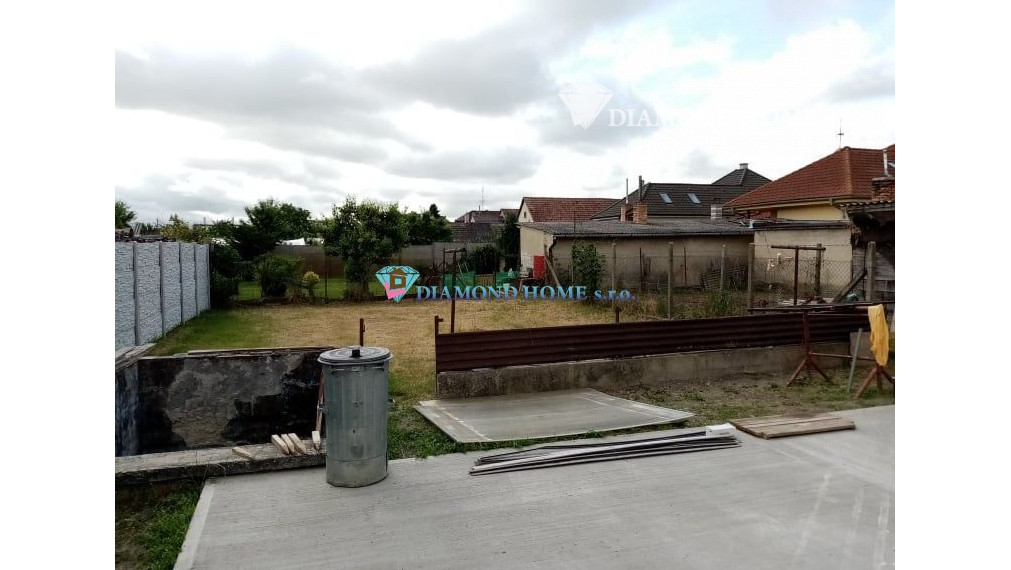 LEN U NÁS!!!Výborný investičný zámer/DIAMOND HOME s.r.o. ponúka Vám na predaj novo rekonštruovaný rodinný dom s tromi bytovými jednotkami v obci Tomášíkovo