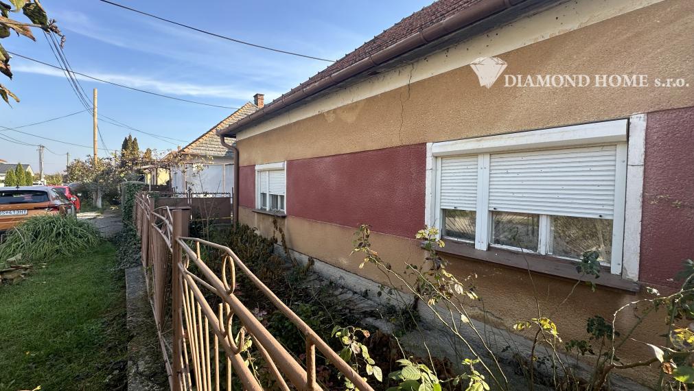 DIAMOND HOME s.r.o. Vám ponúka na predaj 4 izbový rodinný dom na 10 árovom pozemku v obci Veľké Dvorníky