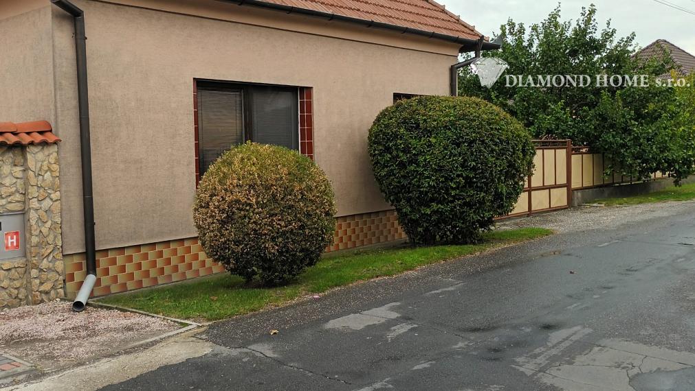 DIAMOND HOME s.r.o. Vám ponúka na predaj čiastočne zrekonštruovaný 3 izbový rodinný dom 2 km od Dun.Stredy v obci Povoda