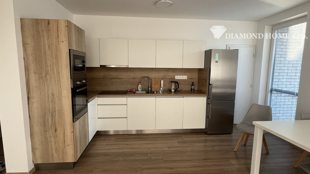 DIAMOND HOME s.r.o. Vám ponúka na predaj 3 izbovú novostavbu s vlastným parkoviskom blízko centra mesta Dun. Stredy
