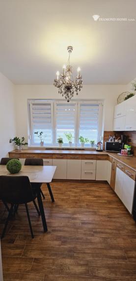 DIAMOND HOME s.r.o , ponúka Vám na predaj pekný , rekonštruovaný 3 izbový byt v obci Čilizská Radvaň