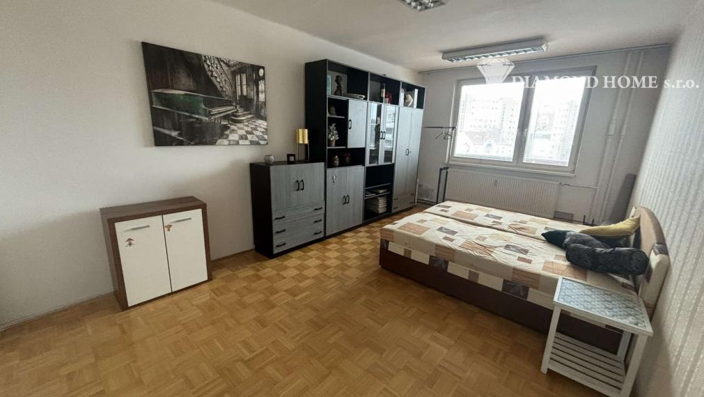 Rezervovaný/DIAMOND HOME s.r.o , ponúka Vám na predaj dvojgarsónku v meste Dunajská Streda, ulica Hlavná.