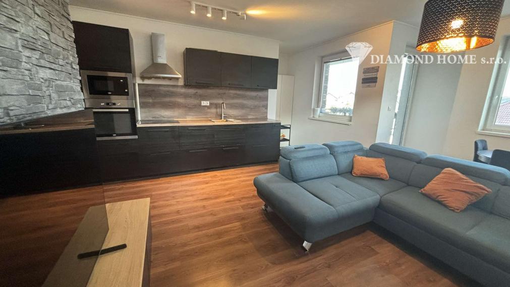 LEN U NÁS! DIAMOND HOME s.r.o , ponúka Vám na predaj štvorbytovke 3 izbový byt predzáhradkou a dvomi parkovacími státiami vo Hviezdoslavove