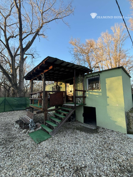 Len u nás!Chata na predaj priamo pri brehu ideálne pre rybárov ako aj na oddych v Gabčíkovo,Prístav